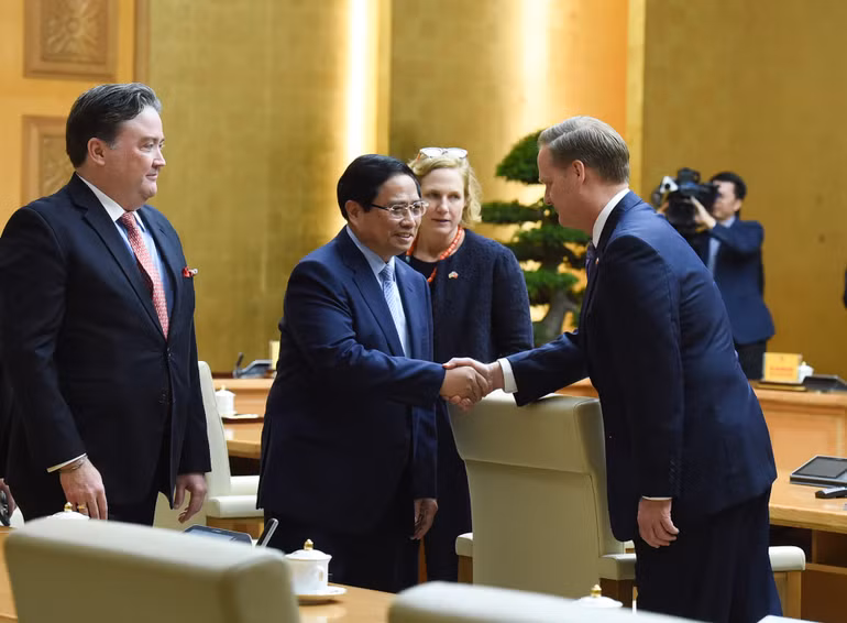 Thủ tướng Phạm Minh Chính đón các thành viên đi cùng Đại sứ Hoa Kỳ tại Việt Nam Marc Knapper.
