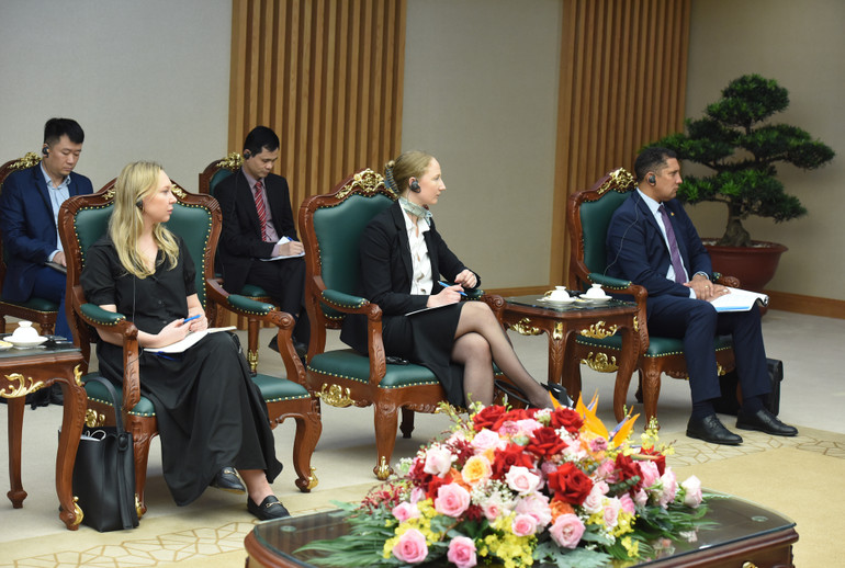 Các thành viên đi cùng Bộ trưởng Hợp tác phát triển quốc tế và ngoại thương Thụy Điển Benjamin Dousat tham dự buổi tiếp.