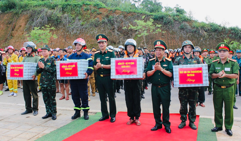 Trao thưởng cho các đơn vị tham gia diễn tập. Trao thưởng cho các đơn vị tham gia diễn tập.