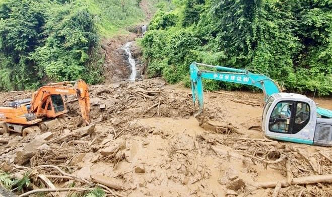 Đưa phương tiện cơ giới vào khắc phục giao thông bị đất đá vùi lấp.