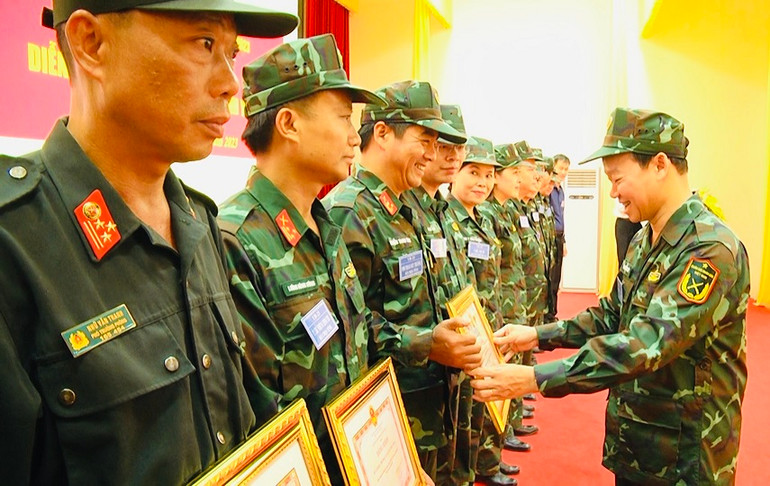 Bí thư Tỉnh ủy Đỗ Đức Duy trao Bằng khen cho các tập thể, cá nhân đạt thành tích xuất sắc trong diễn tập khu vực phòng thủ năm 2023. Bí thư Tỉnh ủy Đỗ Đức Duy trao Bằng khen cho các tập thể, cá nhân đạt thành tích xuất sắc trong diễn tập khu vực phòng thủ năm 2023.