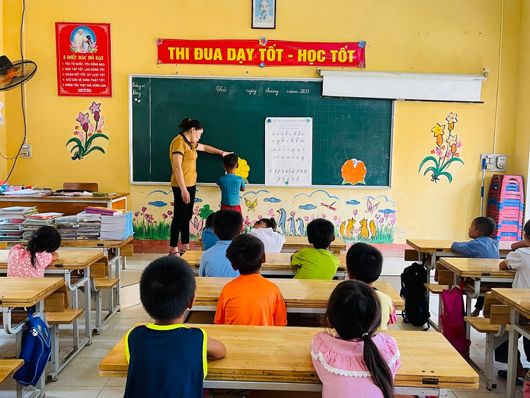 Kiểm tra kiến thức đầu vào lớp 1 tại trường tiểu học xã Hồng Ca, huyện Trấn Yên.