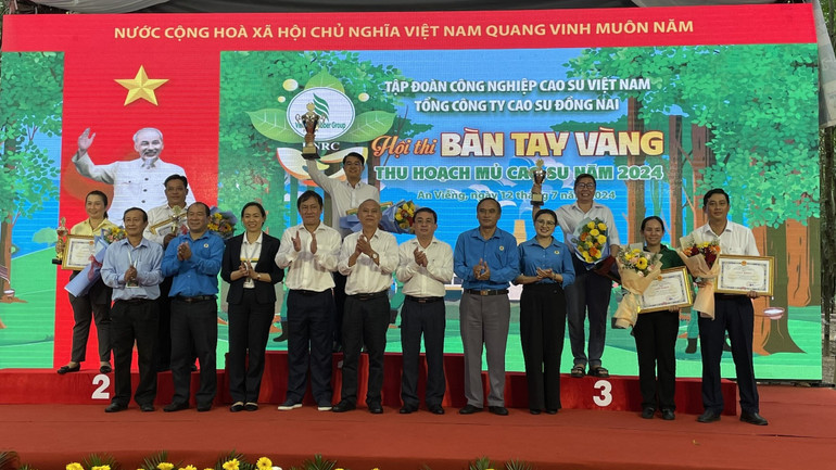 Ban tổ chức trao giải Nhất toàn đoàn cho Đội Nông trường cao-su An Viễng.