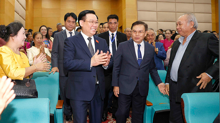 Chủ tịch Quốc hội Vương Đình Huệ và Chủ tịch Quốc hội Lào Saysomphone Phomvihane dự cuộc gặp mặt thân mật các thế hệ lưu học sinh Lào và cán bộ, giáo viên Trường Hữu nghị T78. (Ảnh DOÃN TẤN)