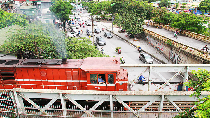 Mỗi chuyến tàu an toàn, đúng giờ là hạnh phúc của người lái tàu. Ảnh: LÊ MINH
