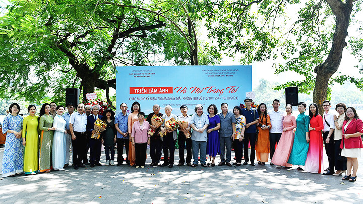 Công chúng yêu mến nghệ thuật nhiếp ảnh chúc mừng các tác giả tại lễ khai mạc triển lãm.