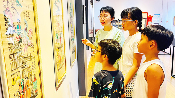 Khách tham quan không gian trưng bày bộ sưu tập “Truyện Kiều” tại CSO Gallery.