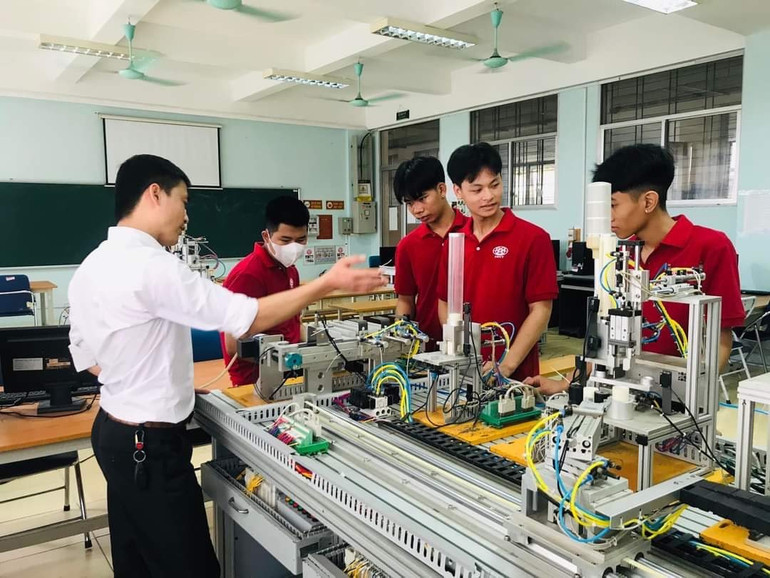 Doanh nghiệp đầu tư trang thiết bị máy móc để sinh viên thực tập ngay từ khi ngồi trên ghế nhà trường.