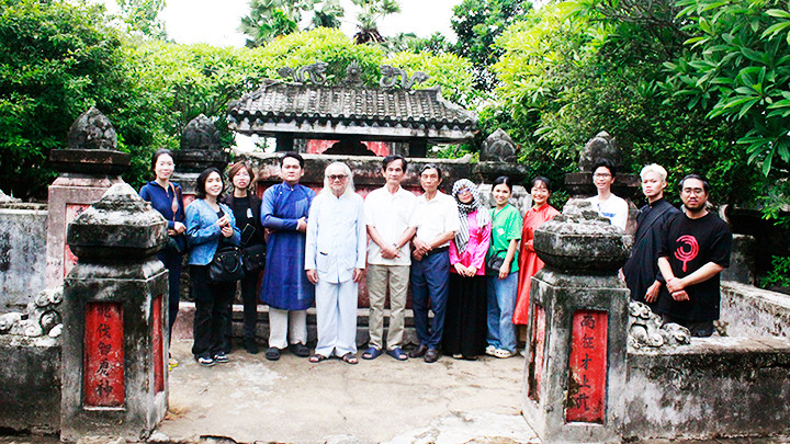 Các thành viên lớp học Cổ lệ tham gia một buổi điền dã.