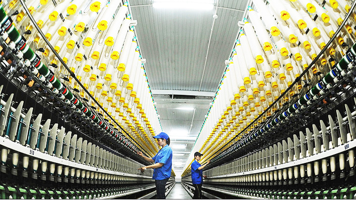 Tác phẩm “Sản xuất sợi xuất khẩu ở Công ty dệt 8-3” của tác giả Trần Hải.