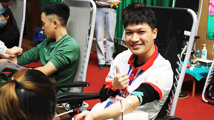 Trí tích cực tham gia và tuyên truyền, vận động gia đình, bạn bè hiến máu cứu người.