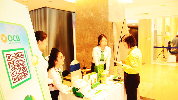 Thanh toán không dùng tiền mặt thông qua hình thức trực tuyến của các ngân hàng thương mại ngày càng phổ biến. Ảnh TÙNG LƯƠNG