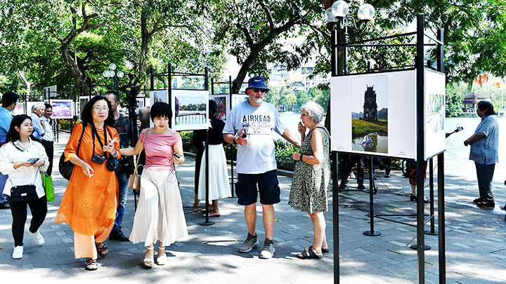 Khách trong nước và quốc tế tham quan triển lãm.