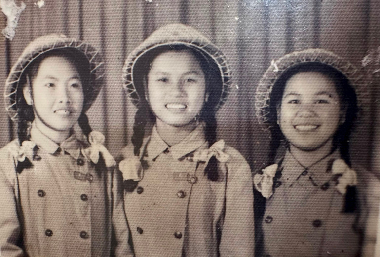 Cô văn công Ngọc Diệp (ở giữa) cùng đồng đội những ngày đầu trở về Thủ đô.