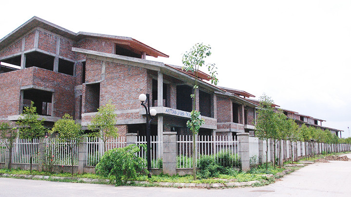 Một khu biệt thự bỏ hoang ở ngoại thành Hà Nội. Ảnh: NAM ANH Một khu biệt thự bỏ hoang ở ngoại thành Hà Nội. Ảnh: NAM ANH