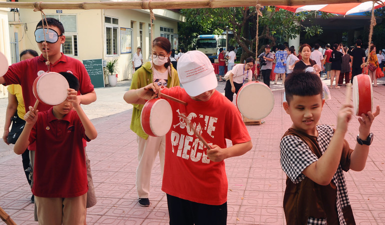 Một cách chơi trống độc đáo của các em khiếm thị.