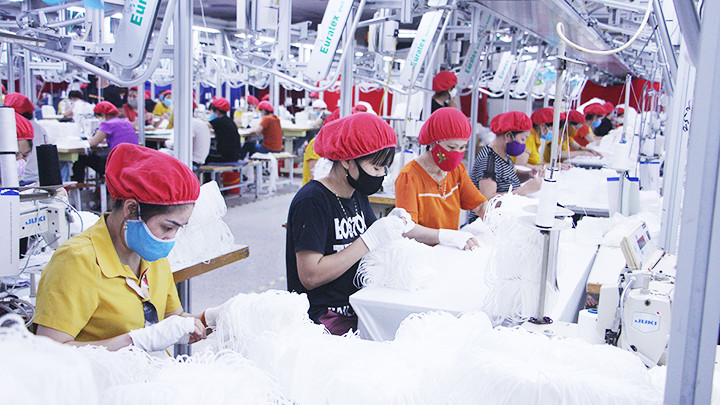 Lao động ngành dệt may tăng thu nhập vì doanh nghiệp có đơn hàng mới. Ảnh: TTXVN Lao động ngành dệt may tăng thu nhập vì doanh nghiệp có đơn hàng mới. Ảnh: TTXVN