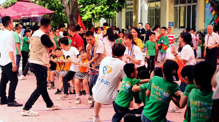 Sôi nổi trò kéo co.