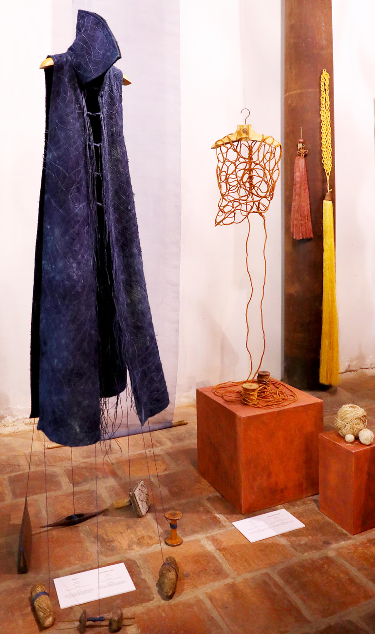 Tác phẩm được trưng bày tại triển lãm “Thiên, Thủy, Thổ”.