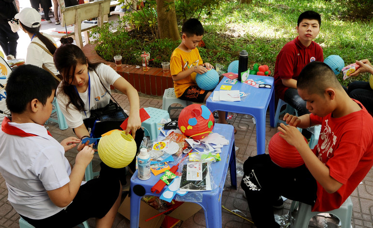 Say mê cùng hình dán.