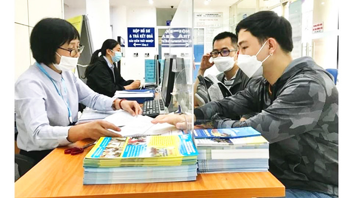 Người lao động làm thủ tục hưởng chế độ bảo hiểm thất nghiệp tại Trung tâm Dịch vụ việc làm Hà Nội.