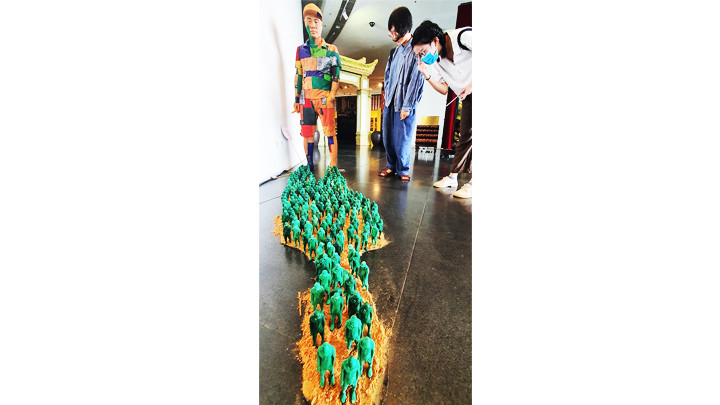 Một tác phẩm điêu khắc đương đại tại triển lãm.