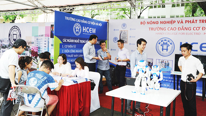Hoạt động tư vấn tuyển sinh của Trường cao đẳng Cơ điện Hà Nội. Ảnh: NAM HẢI Hoạt động tư vấn tuyển sinh của Trường cao đẳng Cơ điện Hà Nội. Ảnh: NAM HẢI