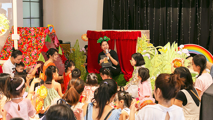 Trẻ thích thú với các hoạt động tại “Chuyện mùa trăng 2023 - Treo đèn đón trăng lên”.