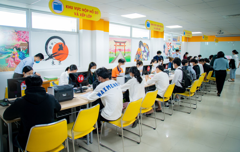 Thí sinh làm thủ tục nhập học tại Trường đại học Công nghệ Thành phố Hồ Chí Minh.