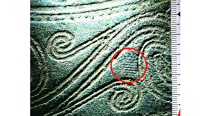 Dấu vết vải trên mặt trống đồng Kính Hoa được phóng to (ảnh dưới). Ảnh: TRỊNH SINH
