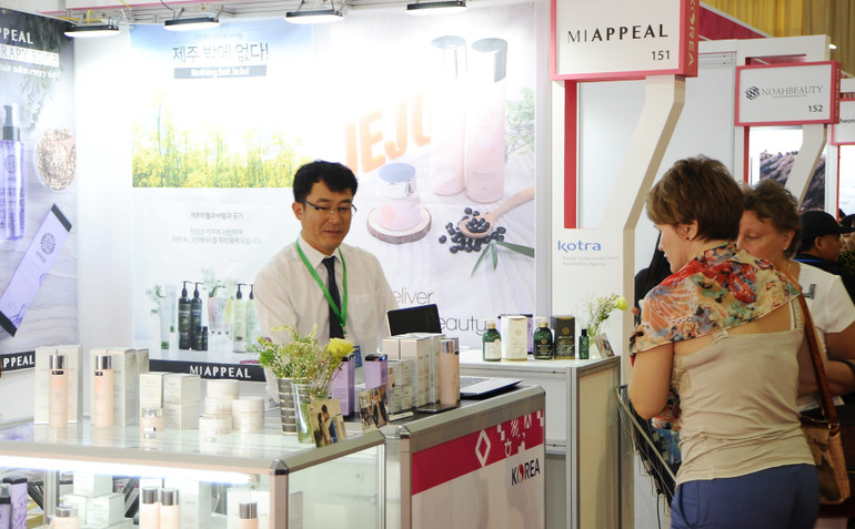 Gian hàng giới thiệu sản phẩm của doanh nghiệp Hàn Quốc tại Việt Nam. Ảnh: BẮC SƠN