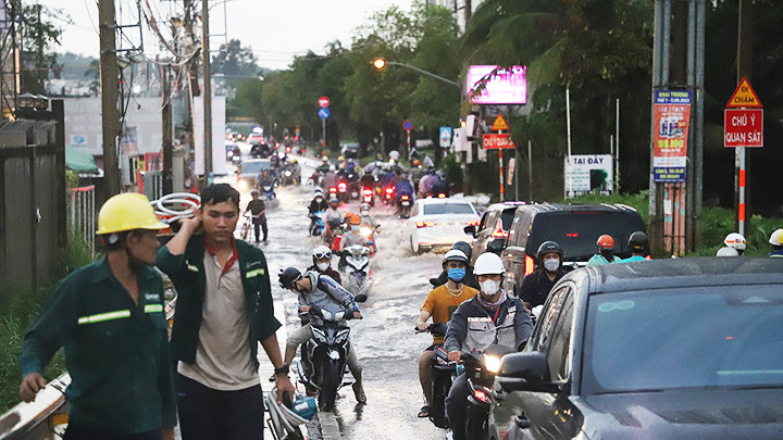 Nhiều đoạn đường tại Thành phố Hồ Chí Minh cứ mưa là ngập, gây khó khăn cho người đi lại.