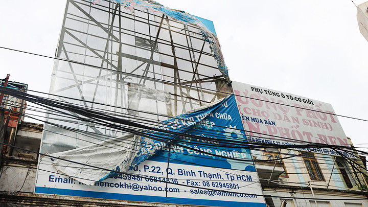 Bảng quảng cáo trơ khung, tiềm ản nhiều hiểm họa. Nguồn: NGƯỜI LAO ĐỘNG Bảng quảng cáo trơ khung, tiềm ản nhiều hiểm họa. Nguồn: NGƯỜI LAO ĐỘNG