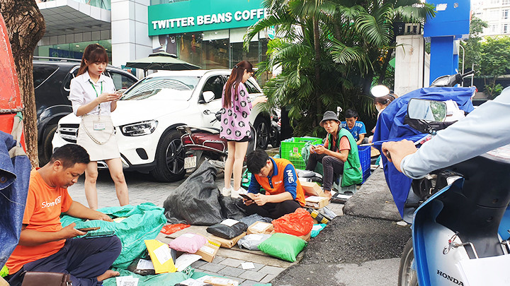 Người tiêu dùng cần kiểm tra kỹ khi mua hàng trên mạng. Ảnh: NGUYỆT ANH