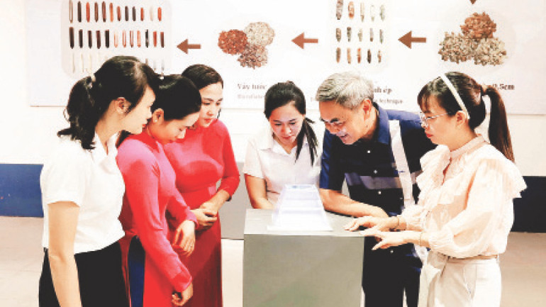 Du khách tham quan “Sưu tập mũi khoan đá Thác Hai”. Du khách tham quan “Sưu tập mũi khoan đá Thác Hai”.