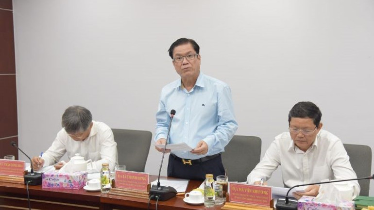 Ông Lê Thanh Hưng, Phó Bí thư Đảng ủy, Tổng Giám đốc VRG báo cáo tại cuộc họp.