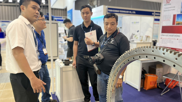 Giới thiệu khách hàng tham quan thiết bị, công nghệ ngành điện.