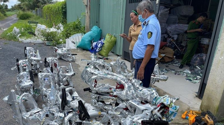 Đội 18 kiểm tra điểm kinh doanh, chứa trữ phụ kiện xe đạp, khung xe đạp tại huyện Hóc Môn. (Ảnh Cục Quản lý thị trường Thành phố Hồ Chí Minh)