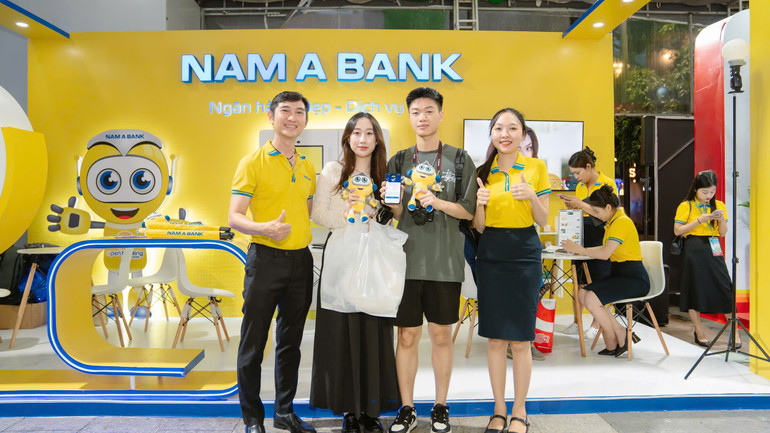 Khách hàng trải nghiệm không gian số tại chương trình.