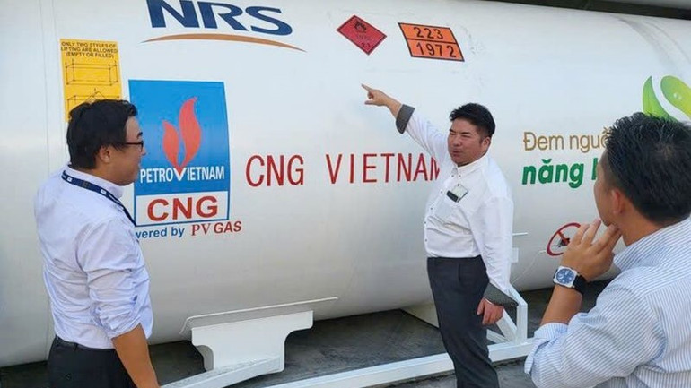 Kiểm tra kỹ thuật và nạp LNG vào ISO Tank tại Kho LNG Thị Vải.