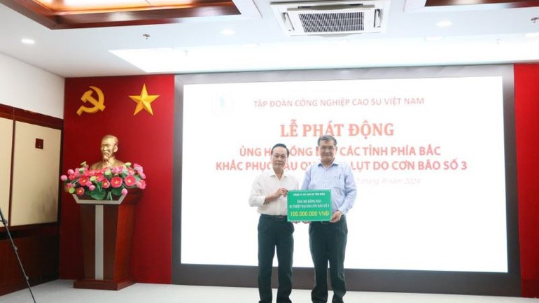 Lãnh đạo Công ty Cổ phần cao-su Tân Biên ủng hộ 100 triệu đồng.