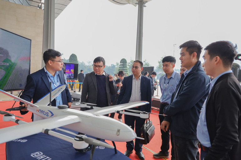 Ngay trong ngày đầu tiên trưng bày, UAV "họ" HORUS đã nhận được sự quan tâm của đông đảo chuyên gia và khách tham quan.