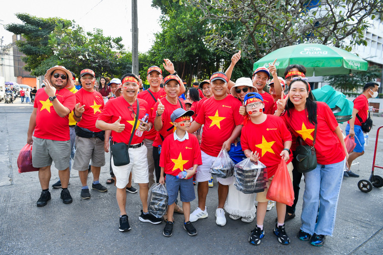 Chiều 5/1, hàng trăm khán giả Việt Nam đã có mặt trước sân Rajamangala để chuẩn bị cổ vũ cho các chiến binh sao vàng trong trận Chung kết lượt về ASEAN CUP 2024.