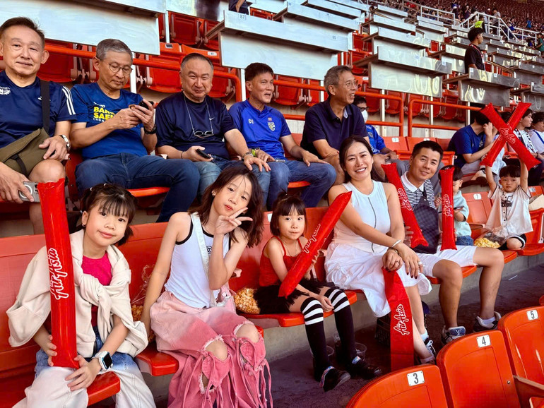 Ông Nguyễn Phi Hà, kiều bào Thái Lan, hiện đang là chủ nhà hàng Hanoi Corner tại Bangkok cho biết, ông đã đưa cả gia đình 7 người gồm vợ chồng và 5 người con đến đến sân vận động để cổ vũ cho đội tuyển.