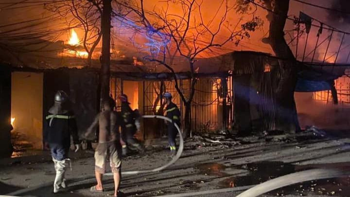 Cảnh sát cố gắng khống chế ngọn lửa.