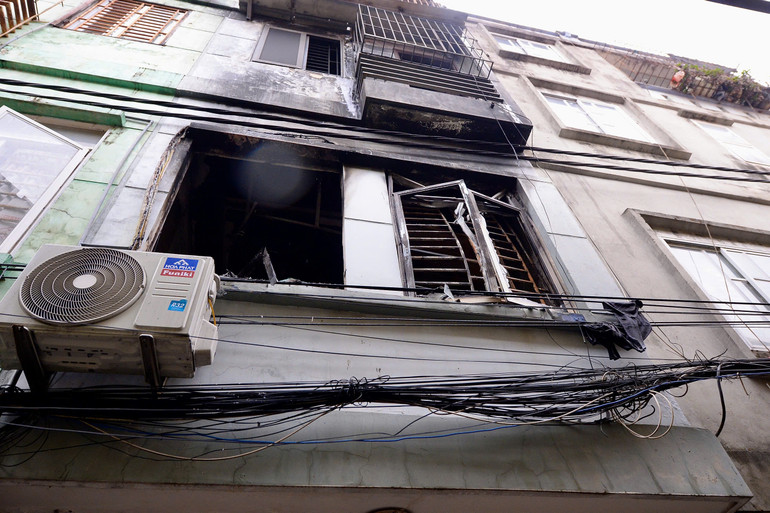 Mặt trước ngôi nhà bị cháy khiến 3 người mắc kẹt tử vong.