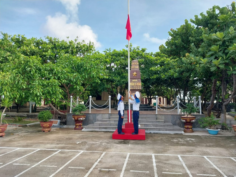 Tại Đảo Trường Sa Đông, lễ chào cờ linh thiêng cũng được tiến hành. (Ảnh: Phòng Công tác Chính trị Quân chủng Hải Quân)