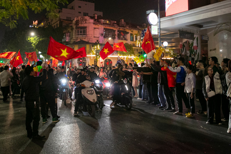 Người hâm mộ Việt Nam có một đêm không ngủ.