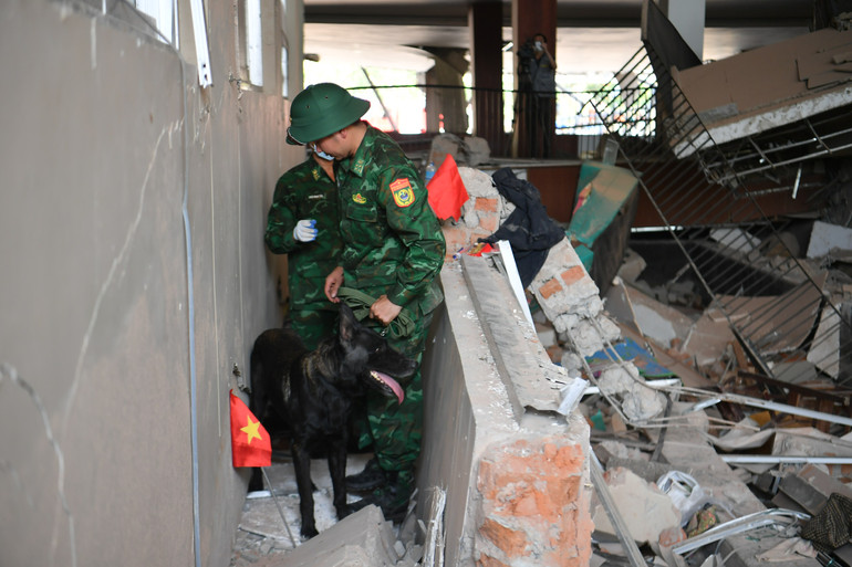 Sau khi xác định chính xác vị trí có người mắc kẹt, một lá cờ đỏ đánh dấu sẽ được cắm xuống.