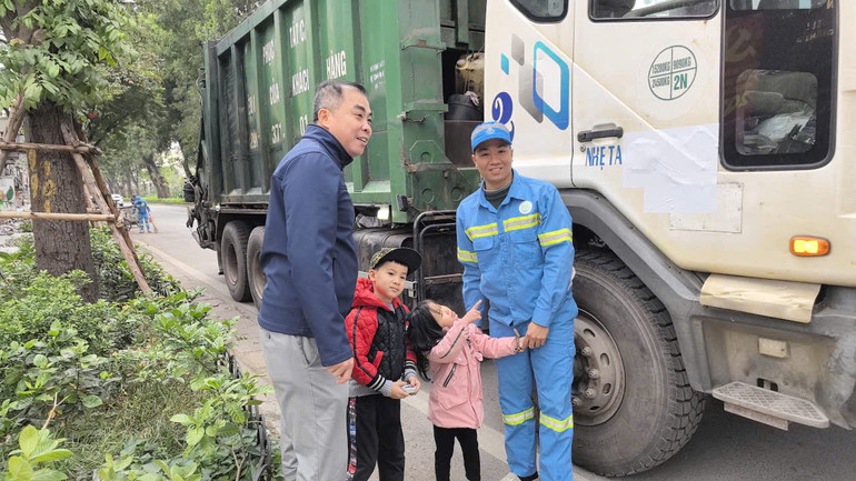 Giám đốc Urenco 4 Nguyễn Hoàng Anh động viên lái xe và 2 con nhỏ sáng 29 Tết.